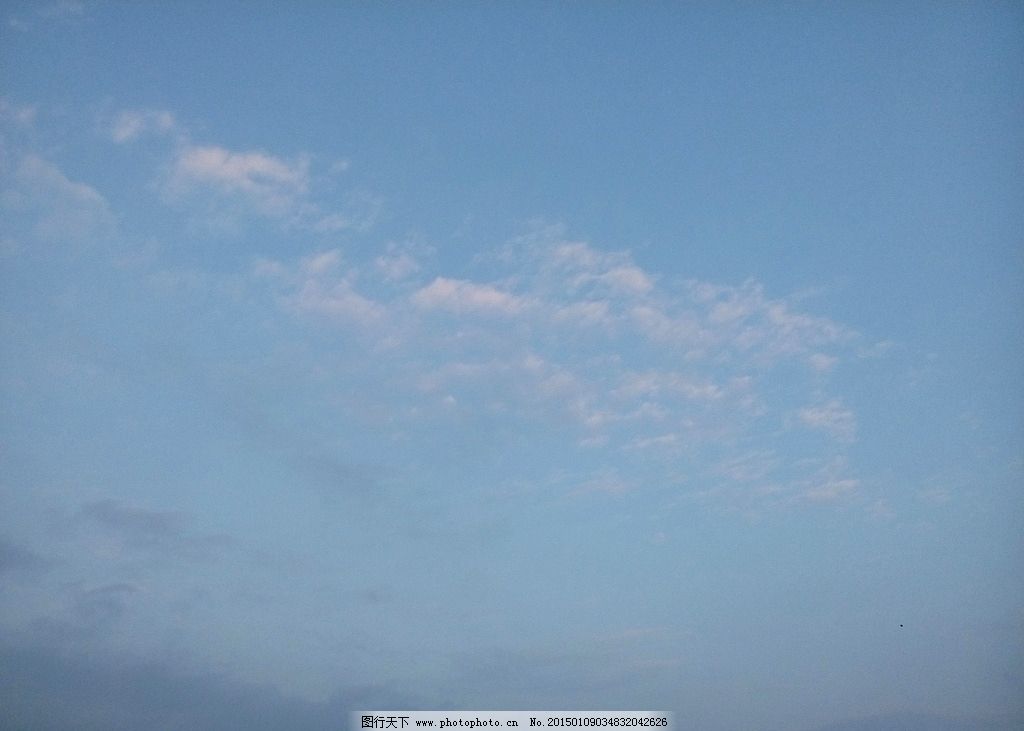 淡蓝色天空背景图片