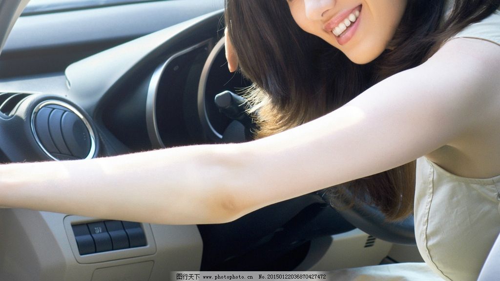 开车的美女图片