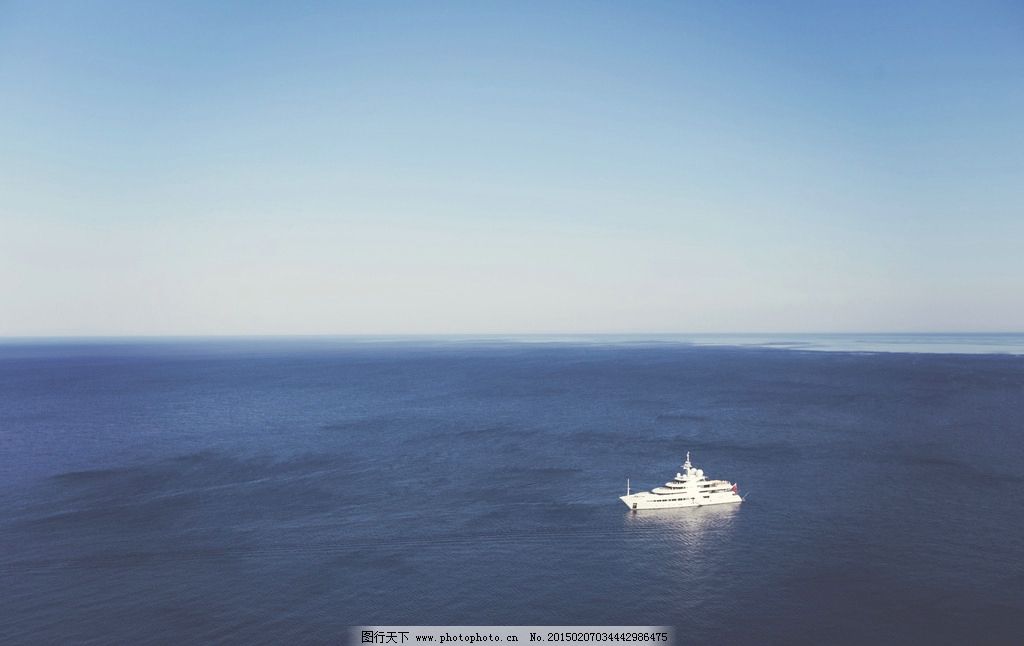 大海中的小白船图片