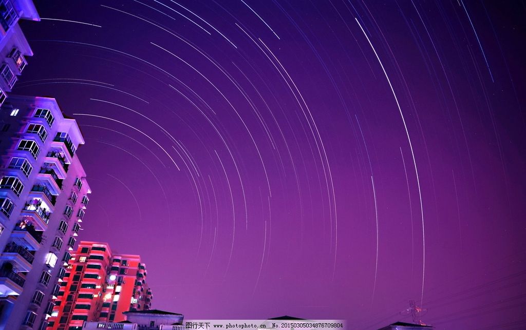 城市星空 紫色 夜空 星空 星星 轨迹 流星雨 流星 陨落 紫色星空 城市建筑 建筑 高楼大厦 城市 高楼 大厦 夜景 延时拍摄 霓虹 艺术照 天空 太阳 夜空 月亮 摄影 自然景观 自然风景 72DPI JPG