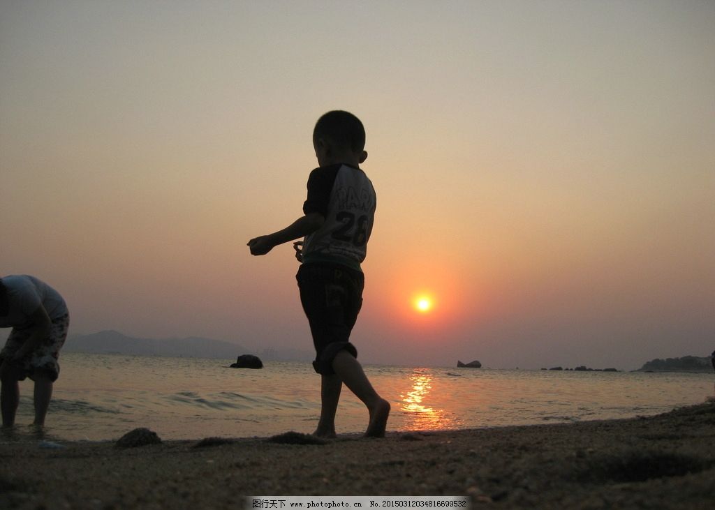 厦门 海边 夕阳 风景 人影 背影 小孩 摄影 自然景观 自然风景 180dp